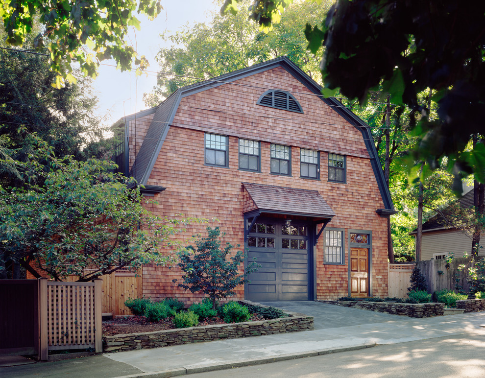 Exemple d'une façade de maison chic en bois à un étage avec un toit de Gambrel.