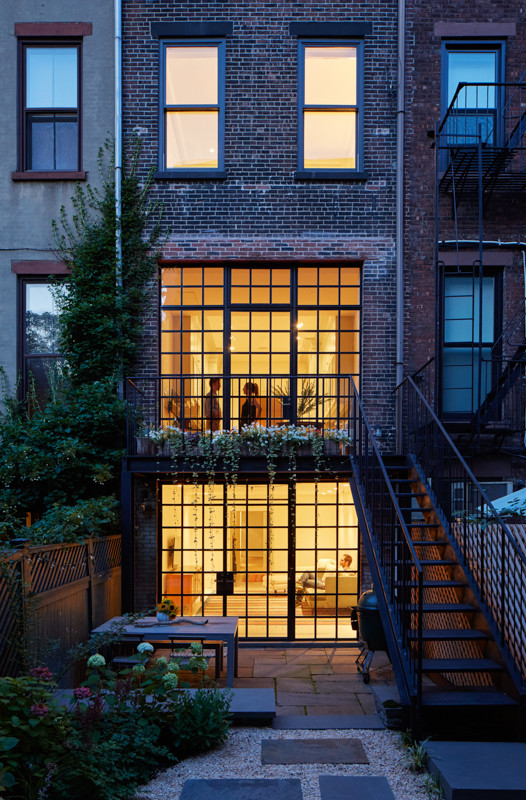 ニューヨークにあるトランジショナルスタイルのおしゃれな家の外観の写真