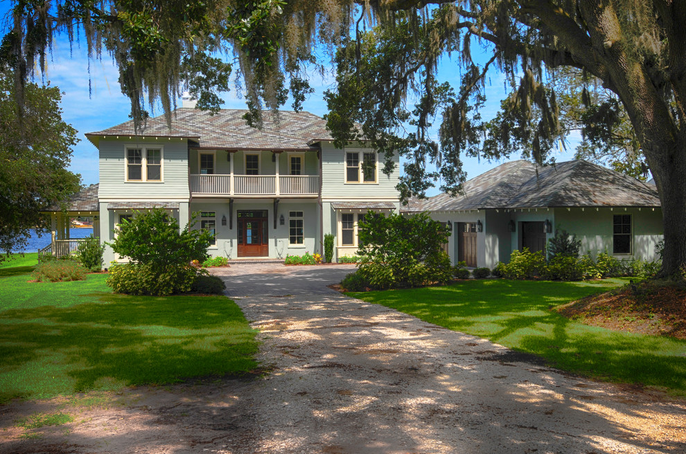 Zweistöckiges, Großes Maritimes Einfamilienhaus mit Putzfassade, blauer Fassadenfarbe, Walmdach und Schindeldach in Tampa