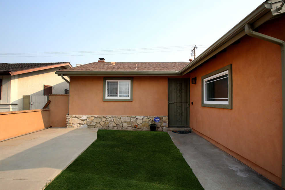 Mittelgroßes, Einstöckiges Rustikales Einfamilienhaus mit Putzfassade, oranger Fassadenfarbe, Satteldach und Schindeldach in Los Angeles