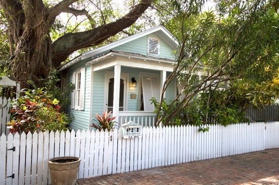 マイアミにある小さなトラディショナルスタイルのおしゃれな家の外観の写真
