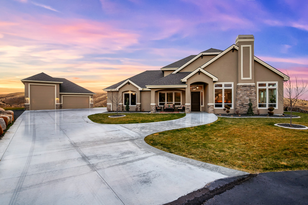 Großes, Zweistöckiges Country Einfamilienhaus mit Putzfassade, brauner Fassadenfarbe, Walmdach und Schindeldach in Boise