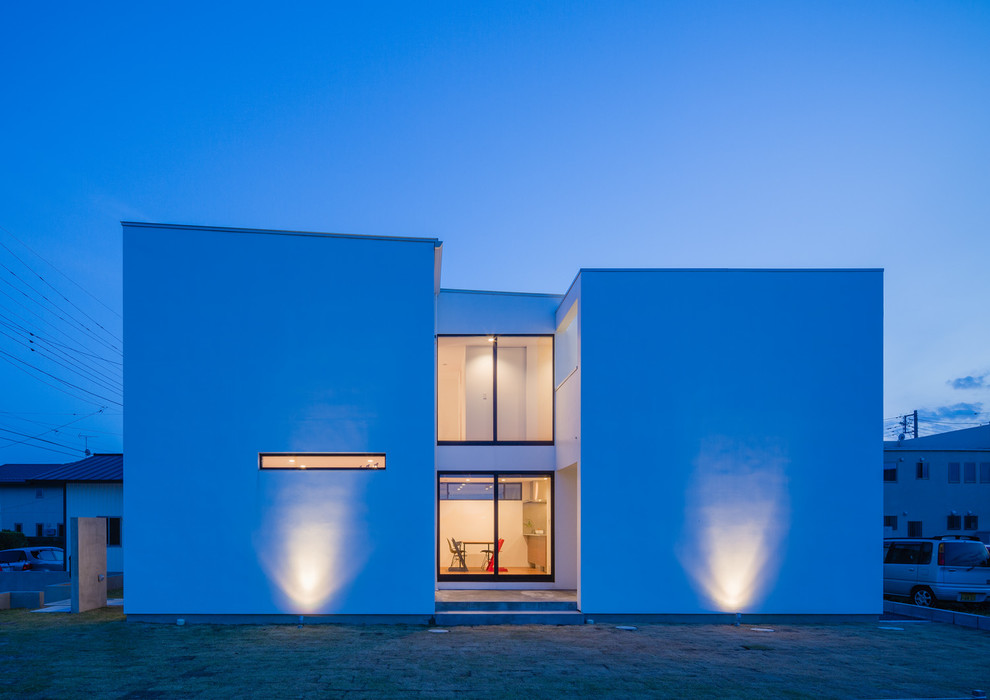 Свежая идея для дизайна: двухэтажный, белый частный загородный дом среднего размера в стиле модернизм с плоской крышей - отличное фото интерьера