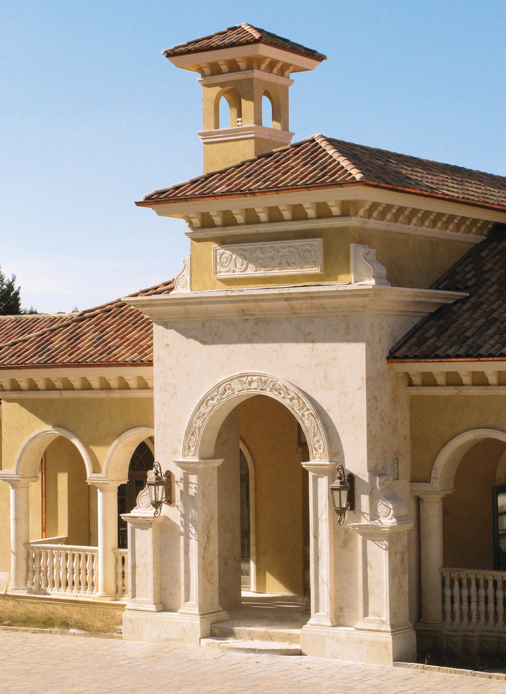 Esempio della facciata di una casa ampia classica a due piani con rivestimento in pietra