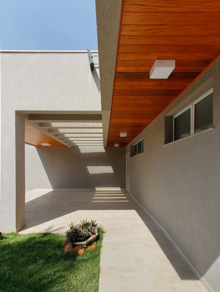 Foto della villa grigia contemporanea a un piano di medie dimensioni con rivestimento in mattoni, tetto piano e copertura mista