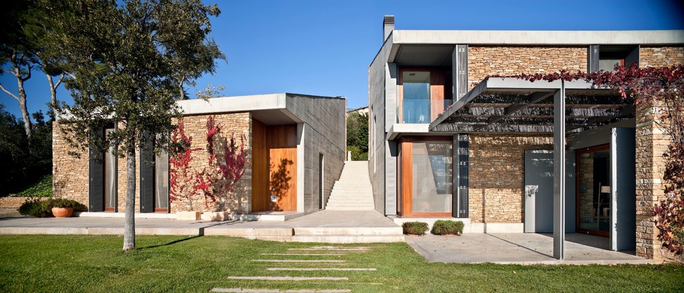 Foto de fachada marrón contemporánea grande a niveles con revestimientos combinados y tejado de un solo tendido