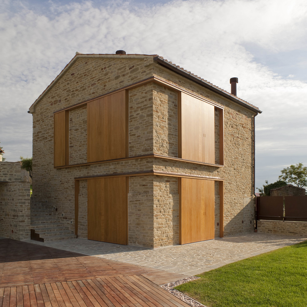 Idee per la facciata di una casa country a due piani di medie dimensioni con rivestimento in mattoni e tetto a capanna