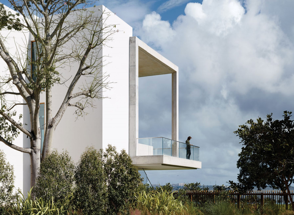 Geräumiges, Dreistöckiges Modernes Haus mit Betonfassade und weißer Fassadenfarbe in Miami