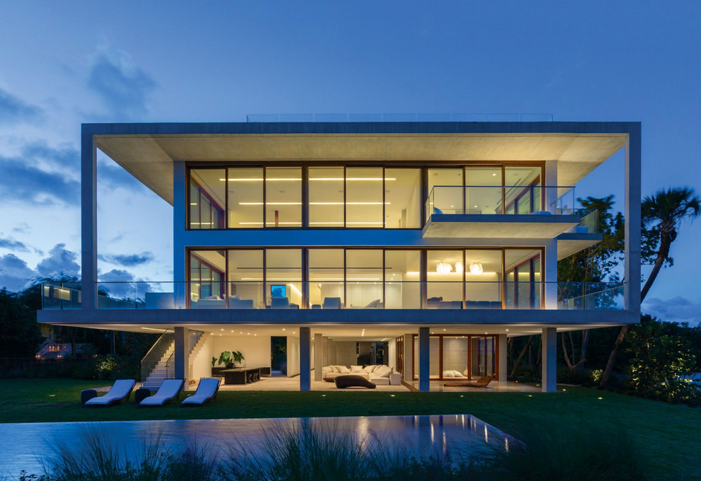 Идея дизайна: огромный, трехэтажный, белый дом в современном стиле с облицовкой из бетона