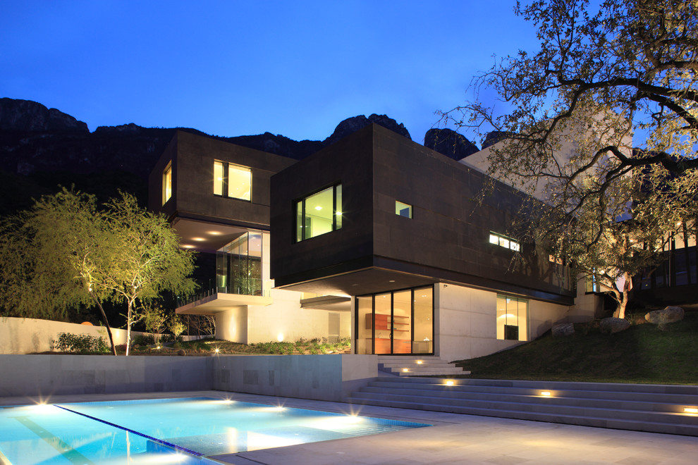 Zweistöckiges Modernes Haus mit schwarzer Fassadenfarbe in Sonstige