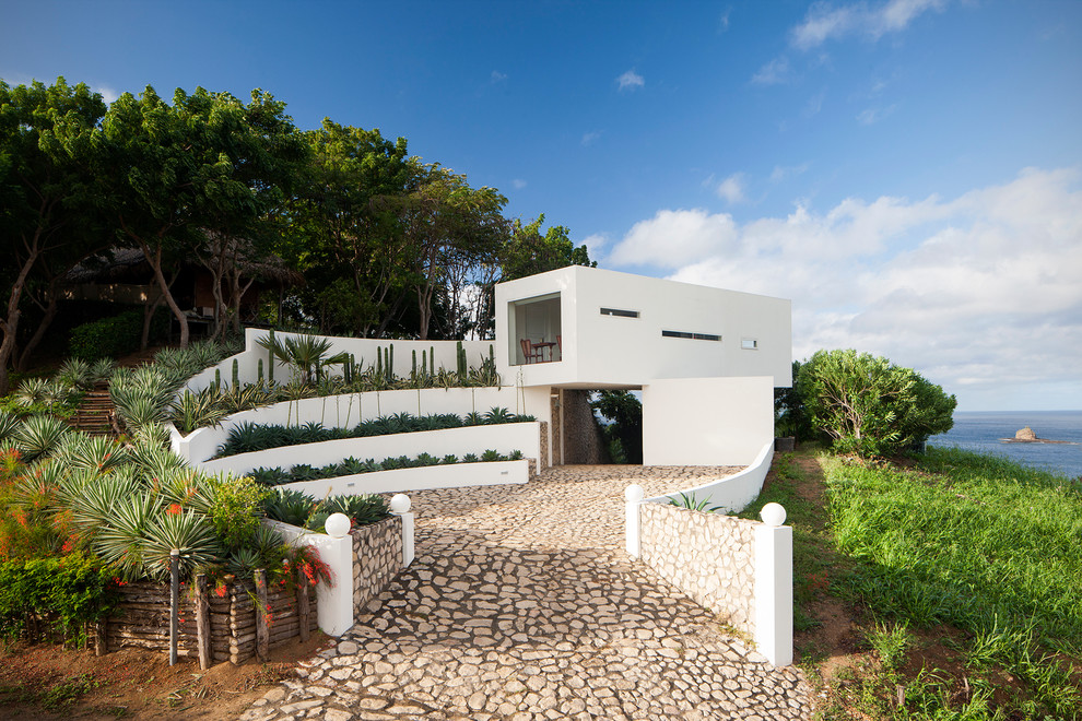 Ispirazione per la facciata di una casa ampia bianca tropicale a tre piani
