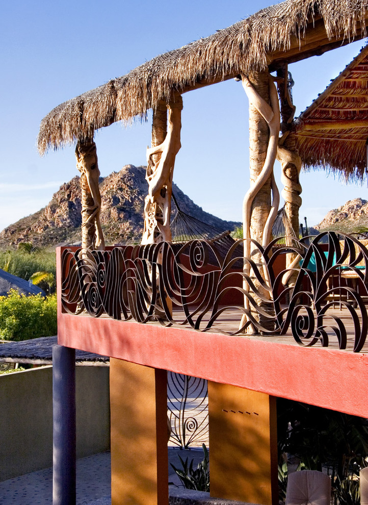 メキシコシティにあるトロピカルスタイルのおしゃれな家の外観の写真