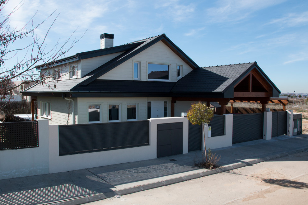 Foto de fachada blanca de estilo de casa de campo grande de dos plantas con revestimientos combinados