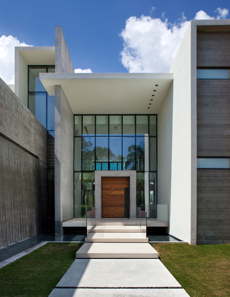 Esempio della facciata di una casa ampia bianca contemporanea a due piani con rivestimenti misti e tetto piano