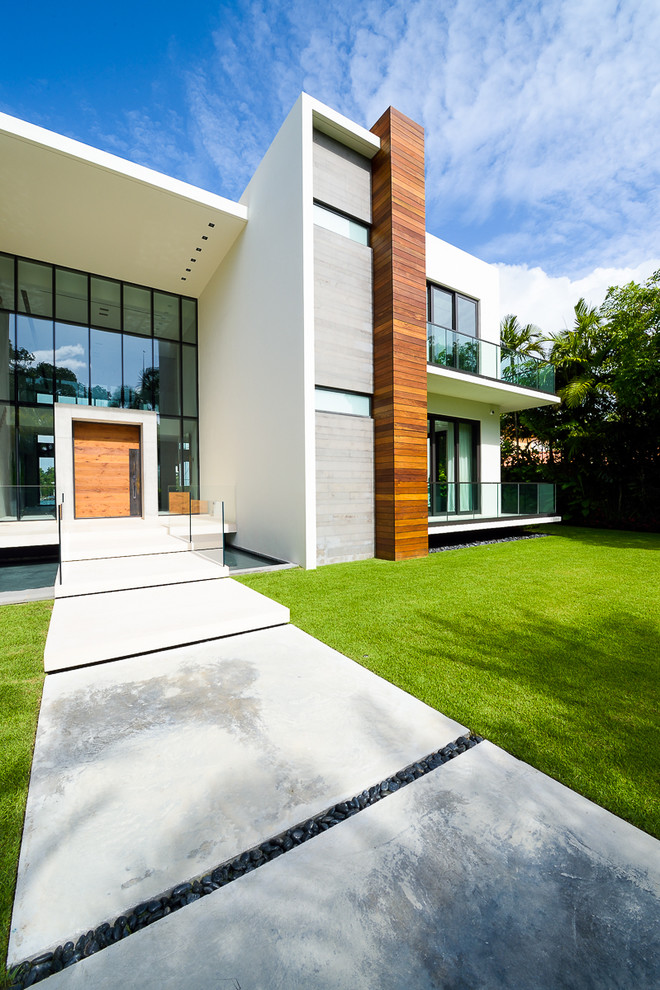 Inspiration for a modern house exterior in Miami.