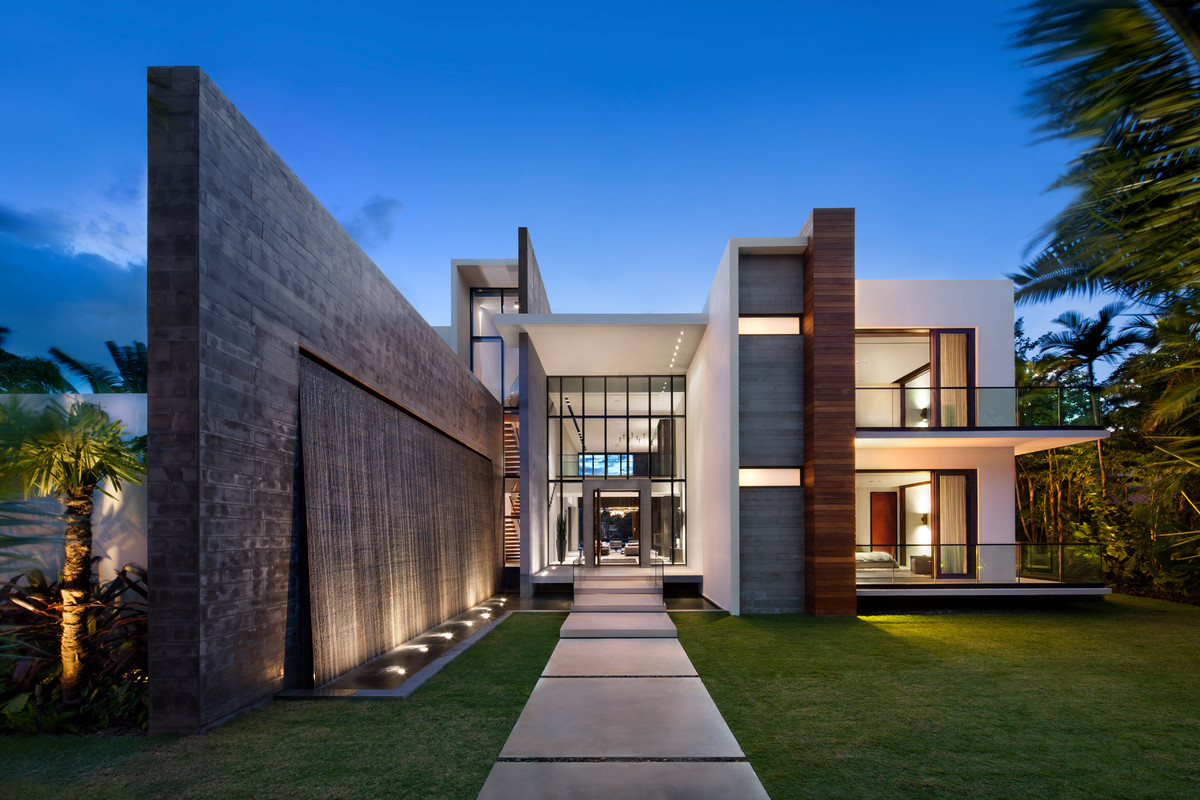 Zweistöckiges Modernes Einfamilienhaus mit weißer Fassadenfarbe und Flachdach in Miami