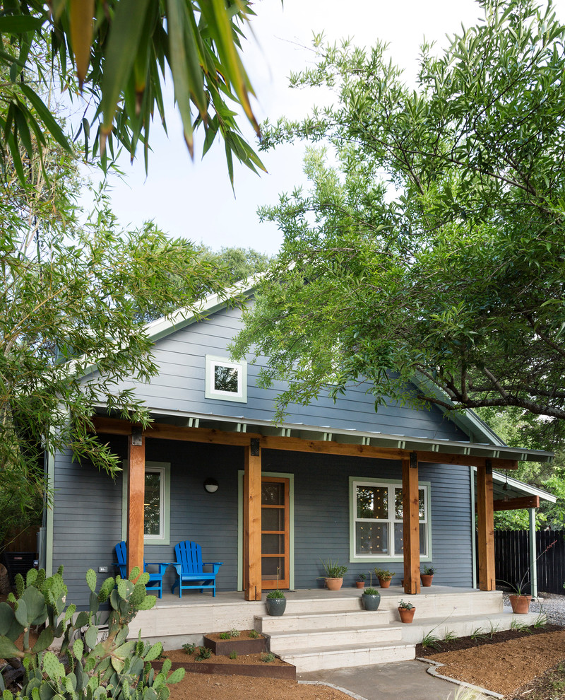 Mittelgroßes, Zweistöckiges Modernes Haus mit blauer Fassadenfarbe und Faserzement-Fassade in Austin