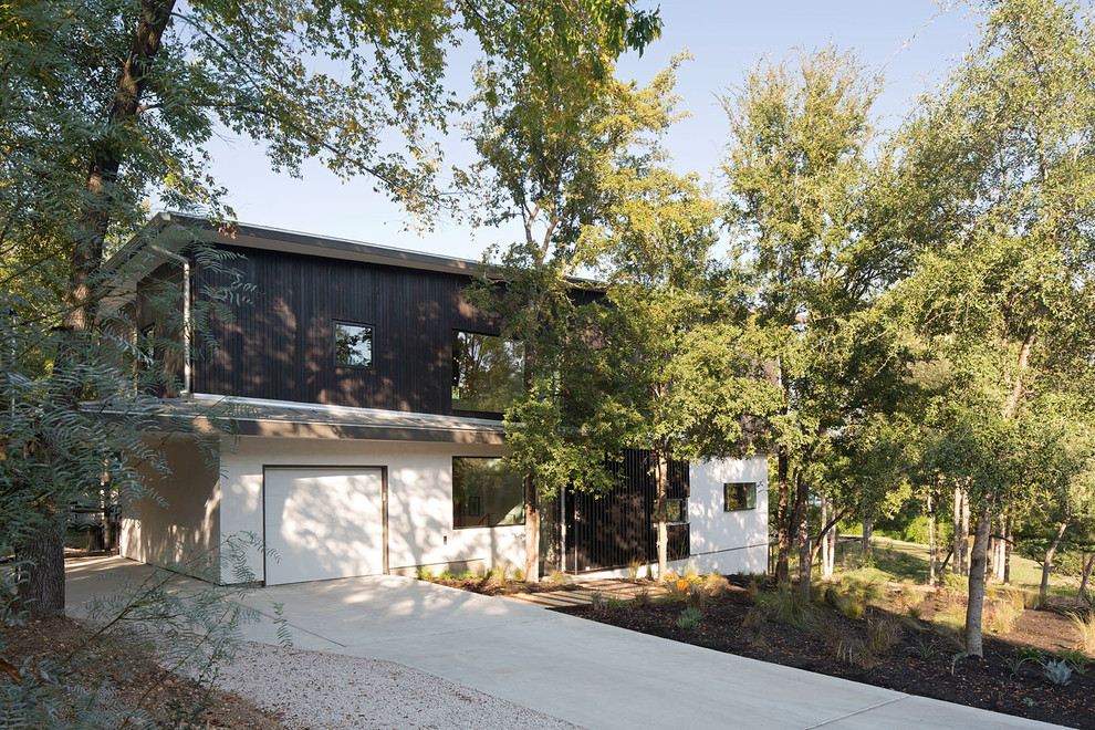 Kleine, Zweistöckige Moderne Holzfassade Haus mit weißer Fassadenfarbe und Flachdach in Austin