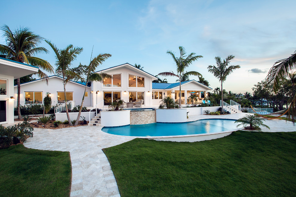 Zweistöckiges Haus mit weißer Fassadenfarbe und Satteldach in Miami