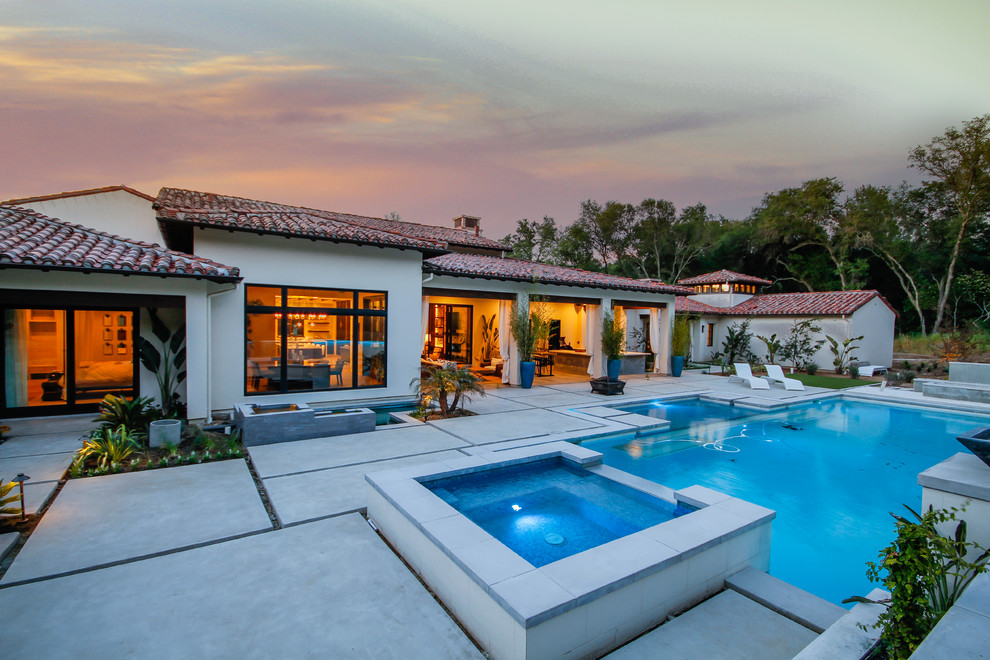 Geräumiges, Einstöckiges Mediterranes Einfamilienhaus mit Putzfassade, weißer Fassadenfarbe, Ziegeldach und Walmdach in Sacramento