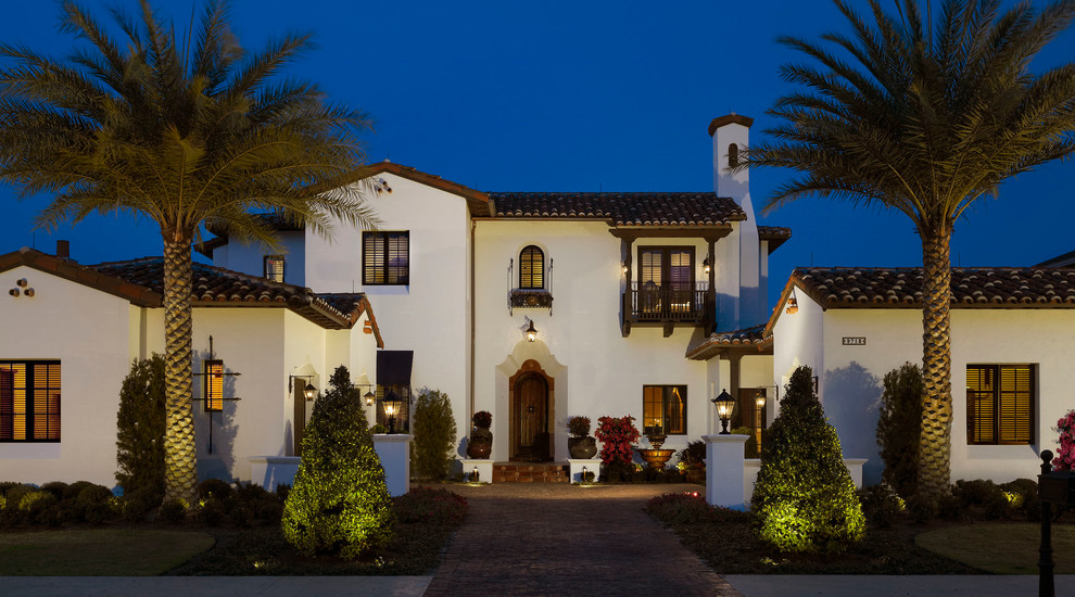 Geräumiges, Zweistöckiges Mediterranes Einfamilienhaus mit Putzfassade, weißer Fassadenfarbe, Satteldach und Ziegeldach in Orlando