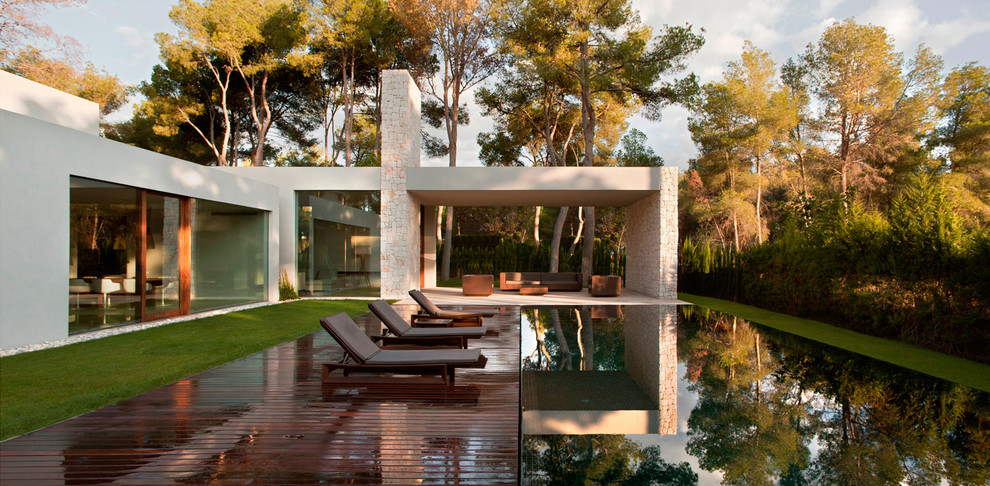 Zweistöckiges, Großes Modernes Haus mit Betonfassade, grauer Fassadenfarbe und Flachdach in Valencia