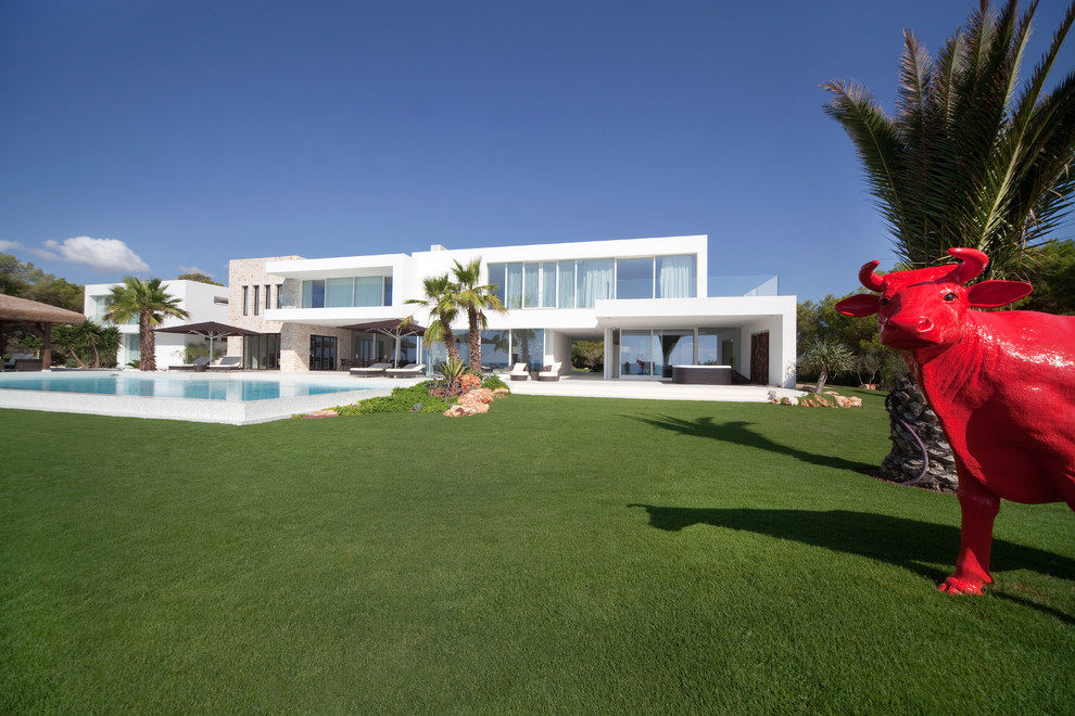 マヨルカ島にあるコンテンポラリースタイルのおしゃれな家の外観の写真