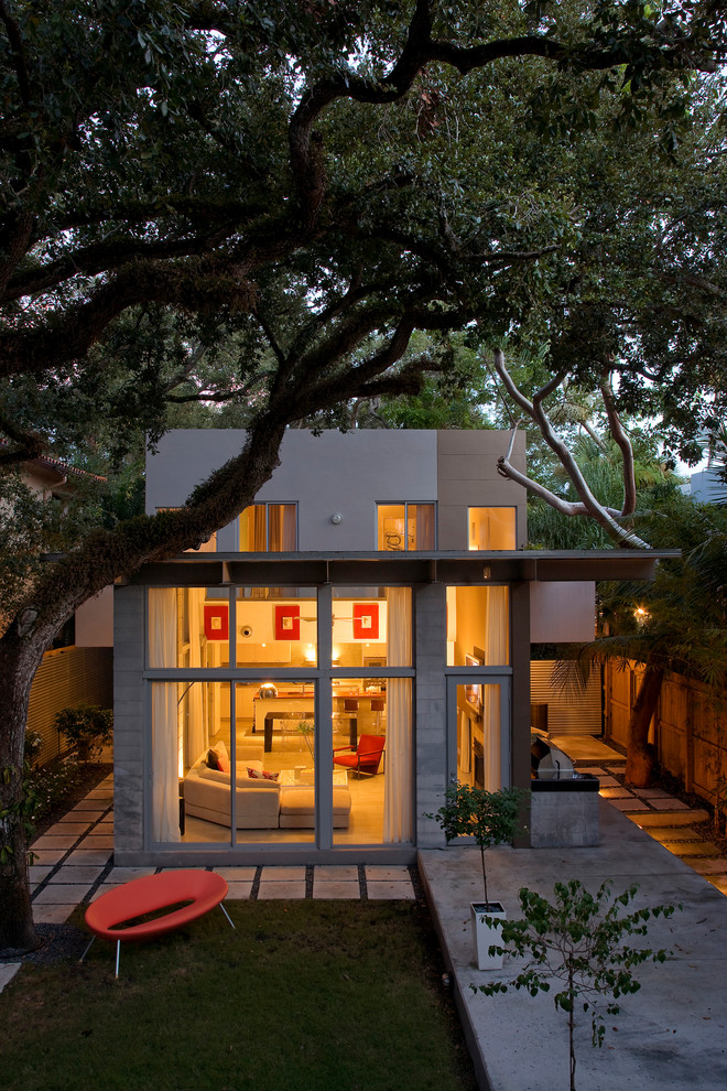 Kleines, Zweistöckiges Modernes Haus mit Putzfassade, grauer Fassadenfarbe und Flachdach in Miami