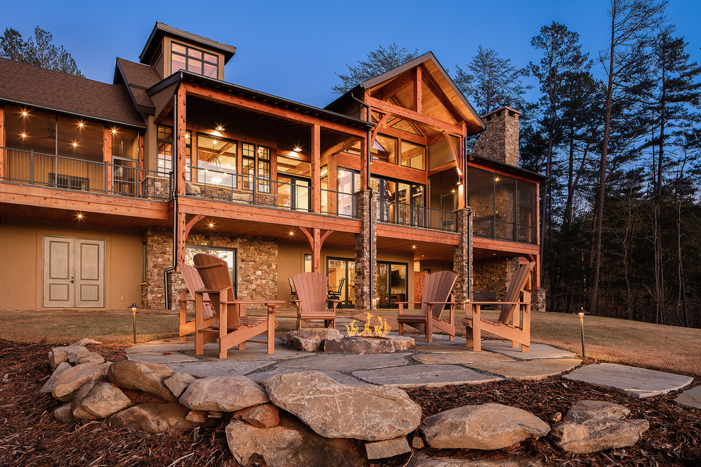 Aménagement d'une façade de maison beige montagne de taille moyenne et de plain-pied avec un toit en shingle.