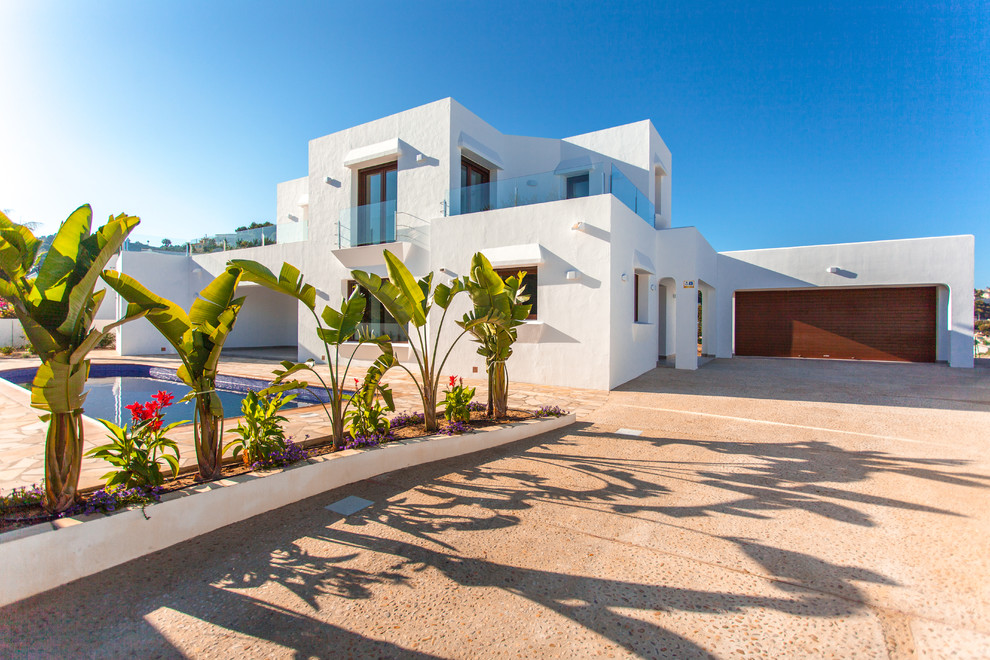 Идея дизайна: большой, белый, двухэтажный дом в средиземноморском стиле с облицовкой из цементной штукатурки и плоской крышей