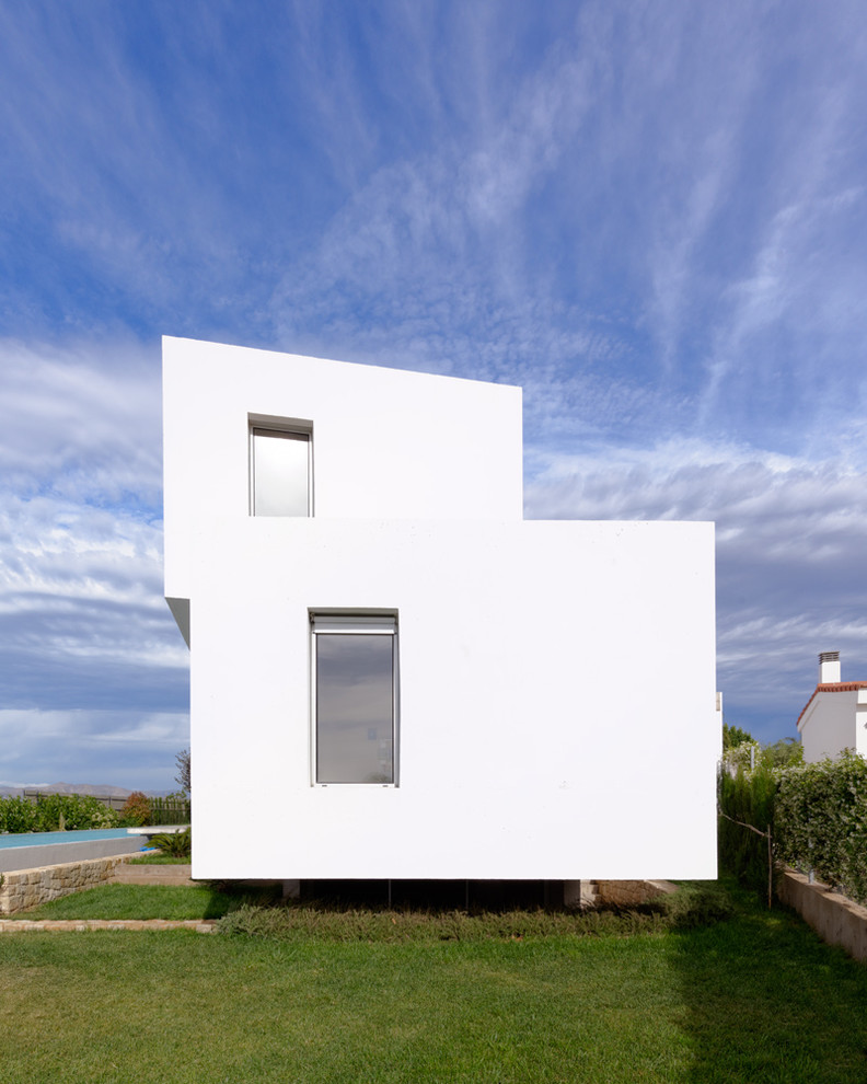 Idee per la facciata di una casa grande bianca contemporanea a due piani con rivestimento in stucco e tetto piano