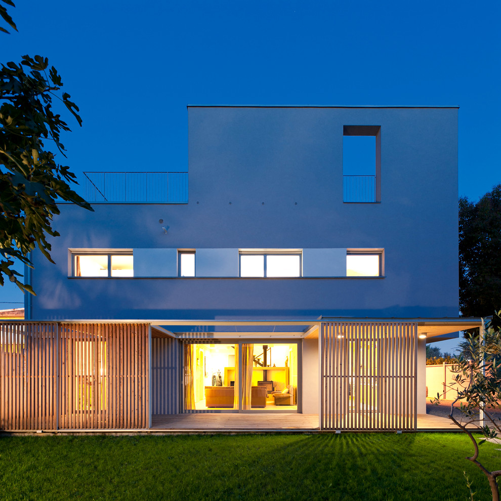 Стильный дизайн: двухэтажный, белый дом среднего размера в стиле модернизм с плоской крышей - последний тренд