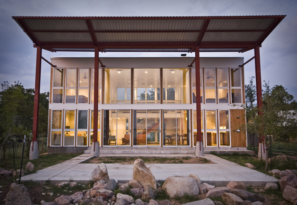 Mittelgroßes, Zweistöckiges Modernes Haus mit Glasfassade in Austin