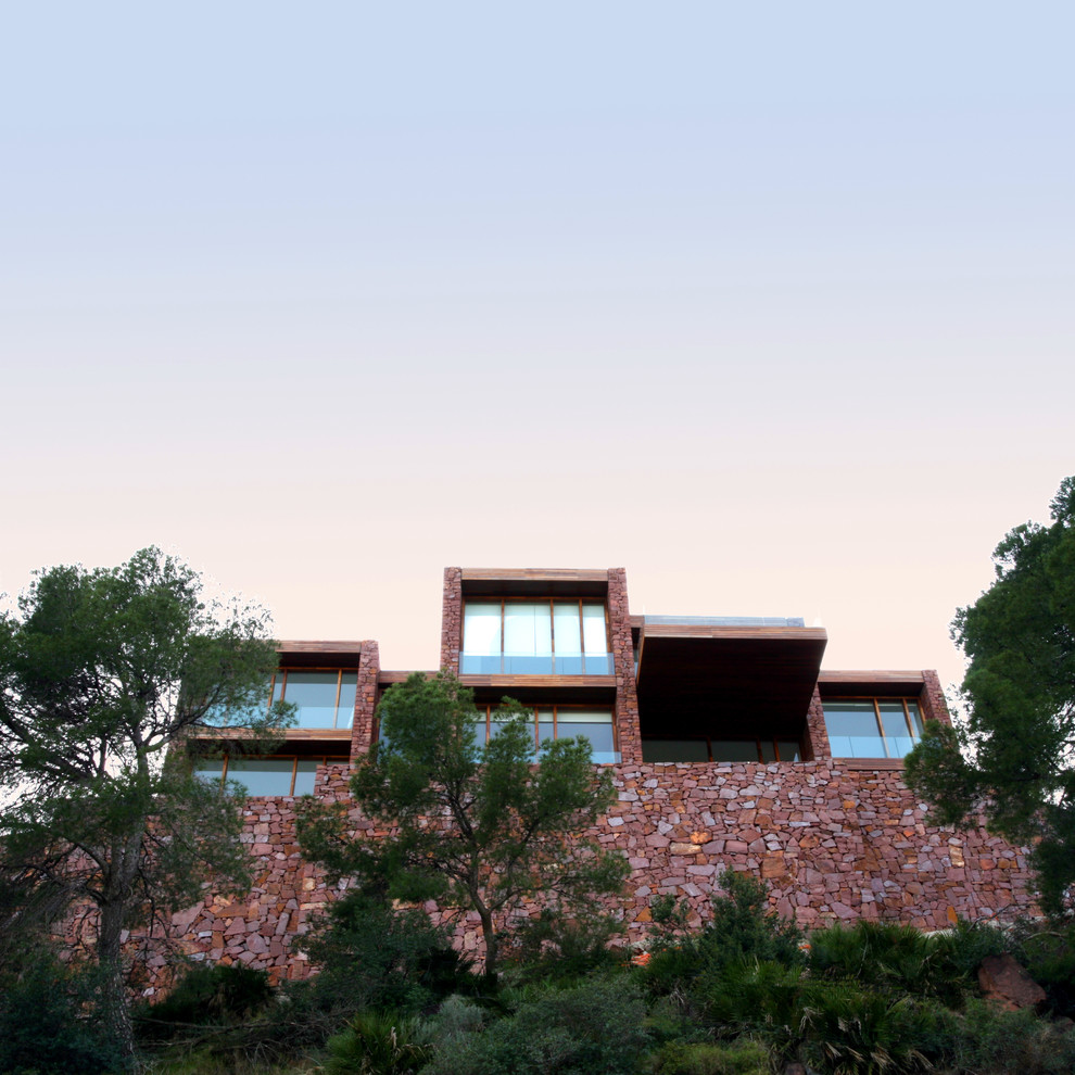 Photo of a contemporary house exterior in Valencia.