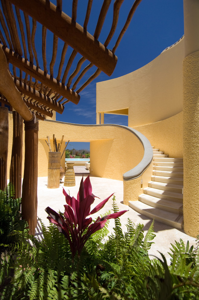 Идея дизайна: дом в средиземноморском стиле с облицовкой из цементной штукатурки и плоской крышей
