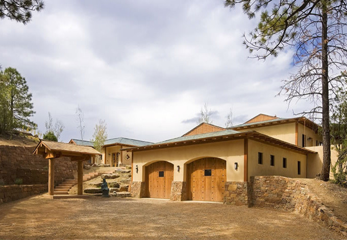 Imagen de fachada de casa beige de estilo americano grande de dos plantas con revestimiento de estuco, tejado a cuatro aguas y tejado de teja de madera