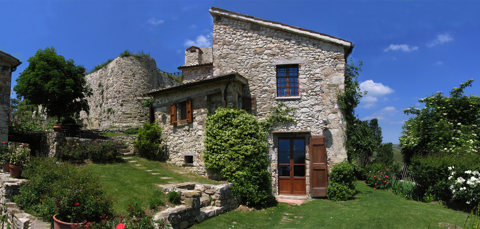 Idee per la facciata di una casa mediterranea con rivestimento in pietra