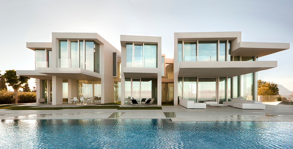 Свежая идея для дизайна: двухэтажный, стеклянный, белый дом в стиле модернизм - отличное фото интерьера