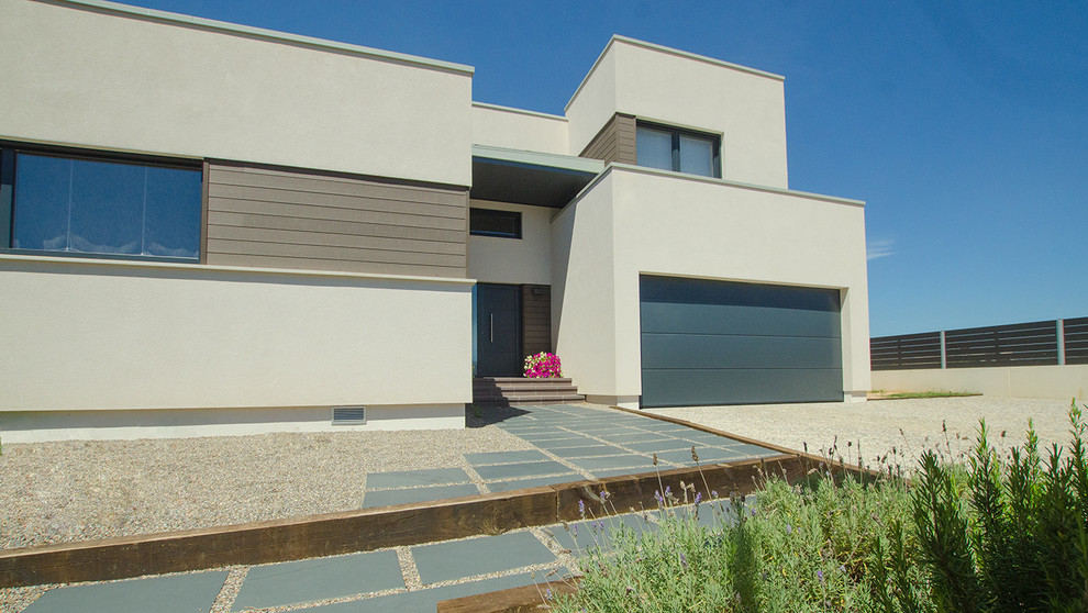 На фото: двухэтажный, серый частный загородный дом среднего размера в стиле модернизм с облицовкой из бетона и плоской крышей