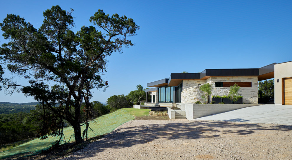 Cette photo montre une façade de maison métallique et multicolore tendance de taille moyenne et de plain-pied avec un toit plat et un toit végétal.