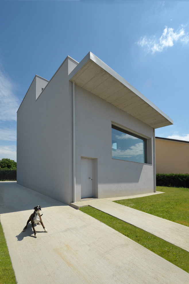Photo of a medium sized contemporary house exterior.