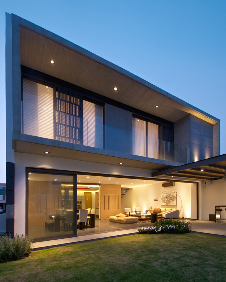 Diseño de fachada gris contemporánea de dos plantas con tejado plano