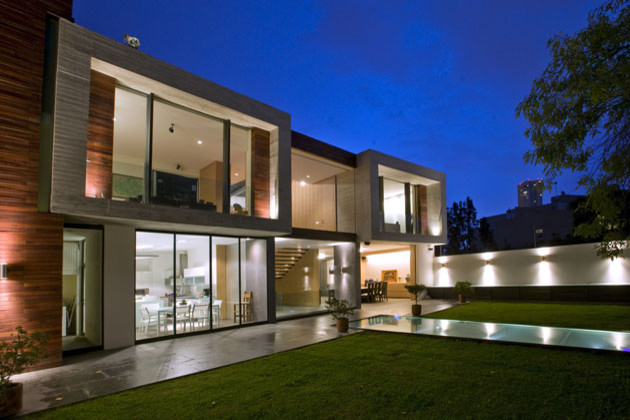 This is an example of a contemporary house exterior in Mexico City.