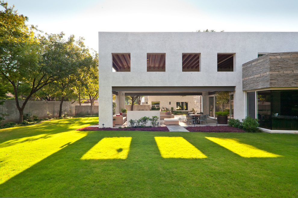 Geräumiges, Zweistöckiges Modernes Haus mit Betonfassade, grauer Fassadenfarbe und Flachdach in Sonstige