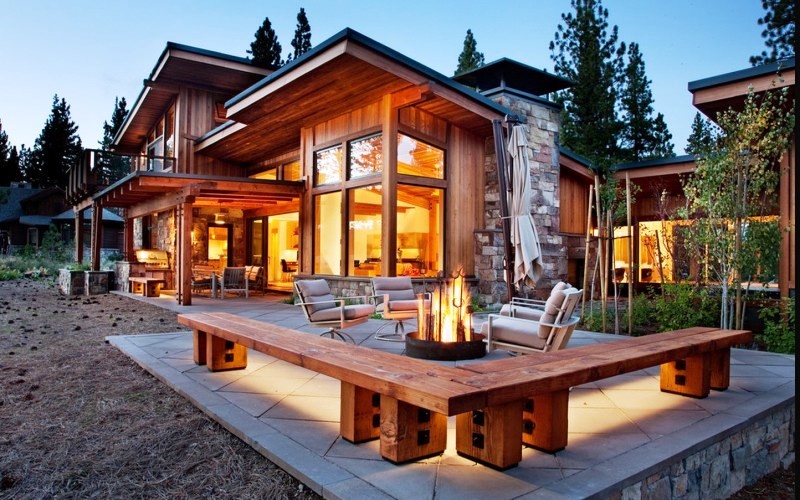 Пример оригинального дизайна: большой, трехэтажный, деревянный, коричневый дом в стиле рустика с вальмовой крышей