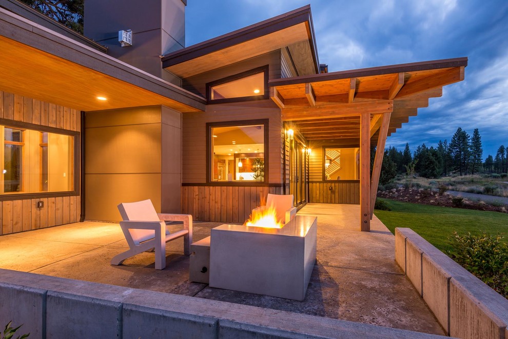 Inspiration pour une façade de maison marron minimaliste en bois de taille moyenne et à un étage avec un toit en appentis.