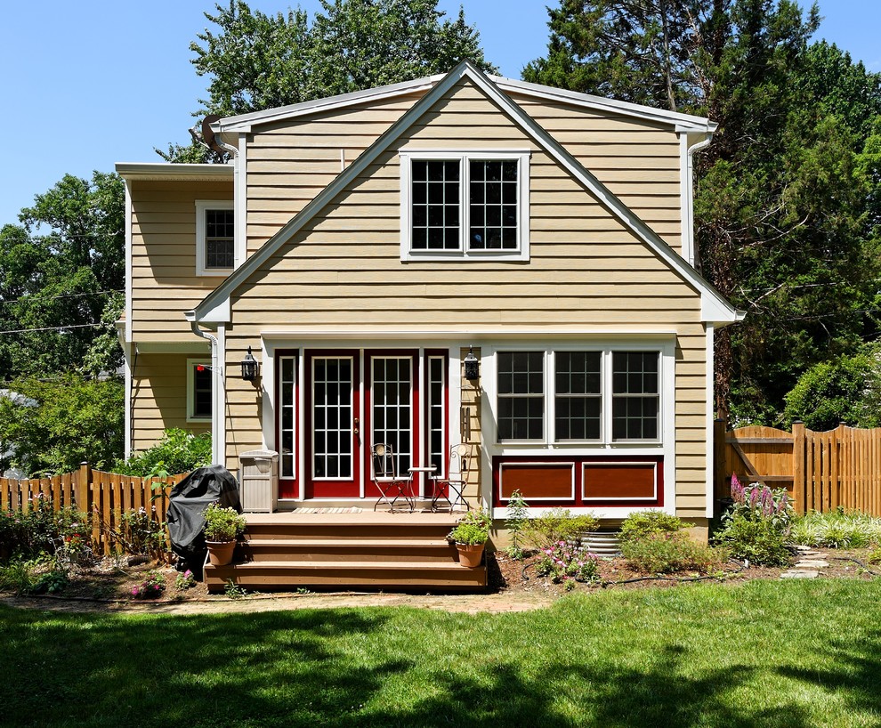 Cette photo montre une façade de maison chic en bois.