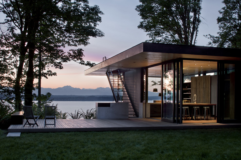 Modern bungalow house exterior in Seattle with a flat roof.