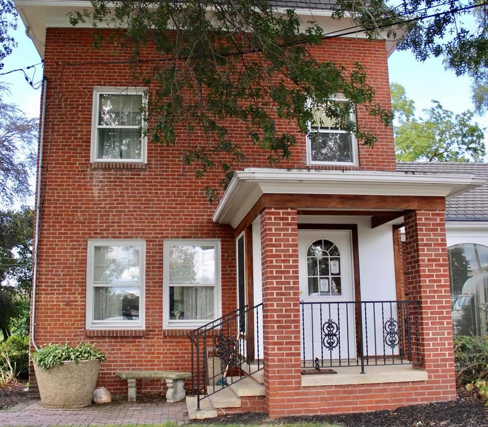 Geräumiges, Dreistöckiges Klassisches Einfamilienhaus mit Backsteinfassade, roter Fassadenfarbe, Satteldach und Misch-Dachdeckung in Cleveland