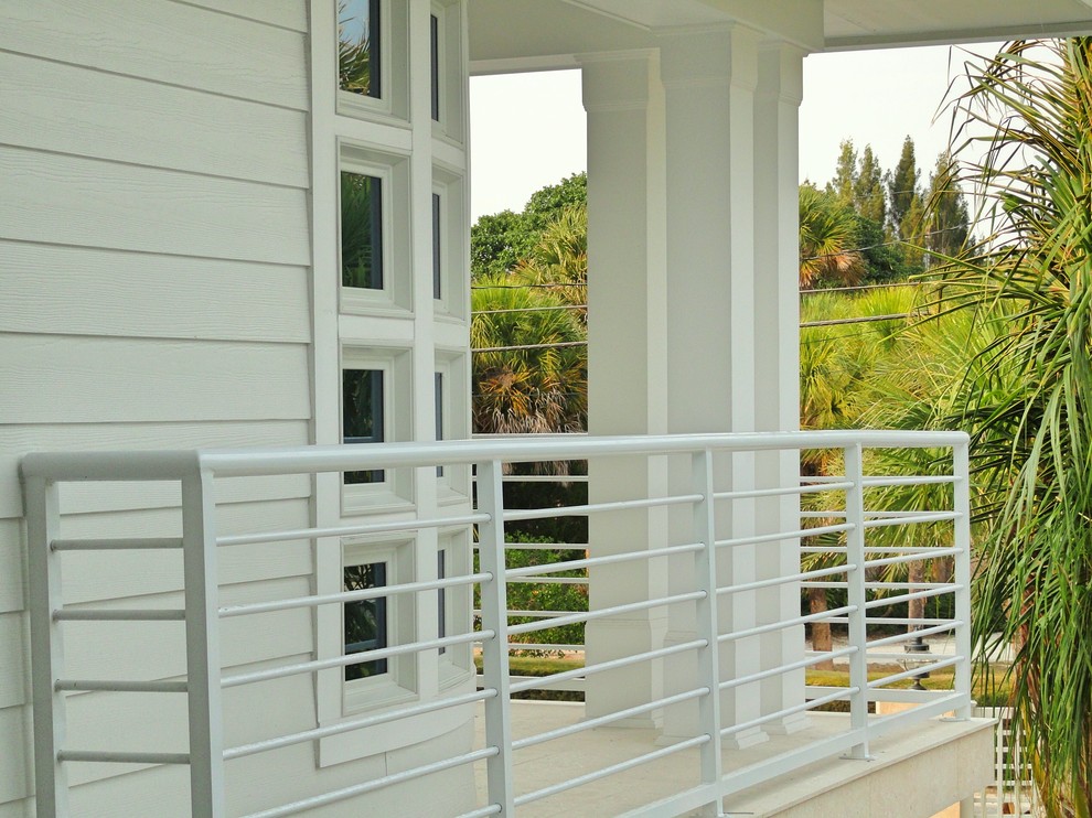 Geräumiges, Zweistöckiges Modernes Haus mit Faserzement-Fassade und weißer Fassadenfarbe in Tampa
